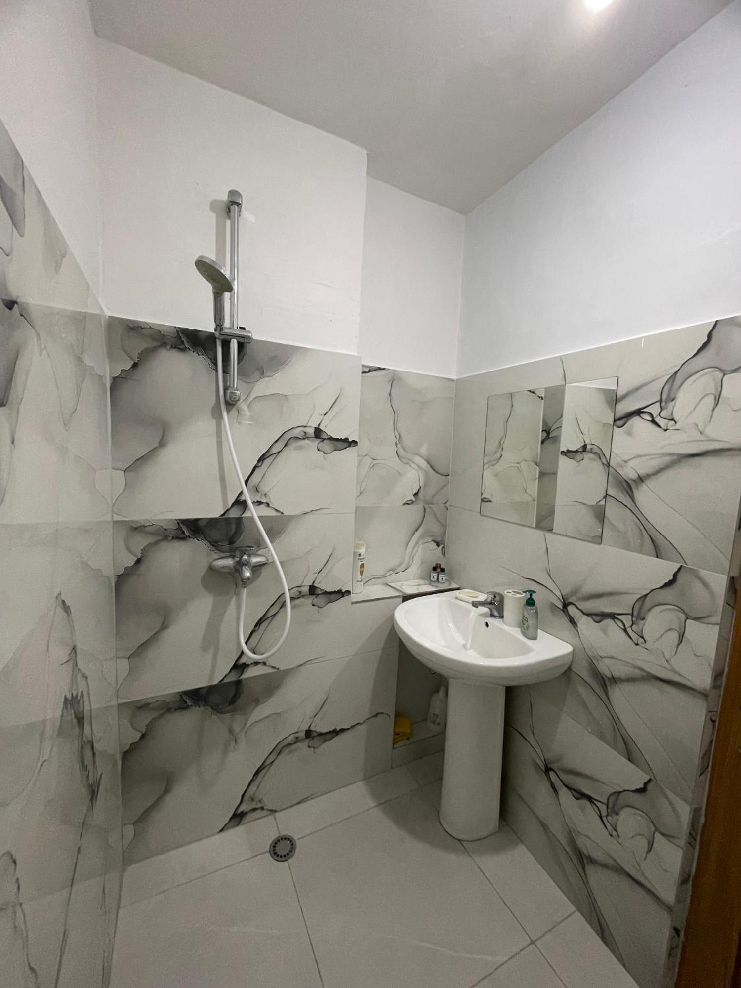 Agroni Rooms ติรานา ภายนอก รูปภาพ
